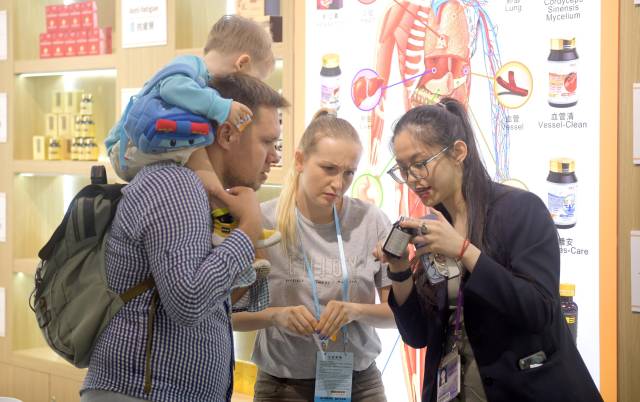 資料圖片:客商在廣交會上參觀選購商品。(新華社發)